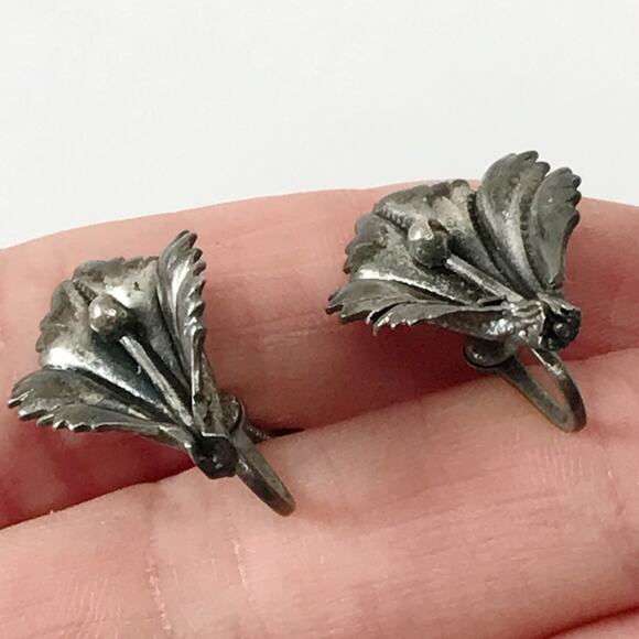 Antique Sterling Silver Botanical Lilly Flower Design Screw Back Earrings - Picture 6 of 14